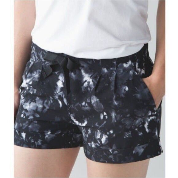 Lululemon Size 6 Spring Break Away Short II Dusk Dye White Black - Picture 2 of 9